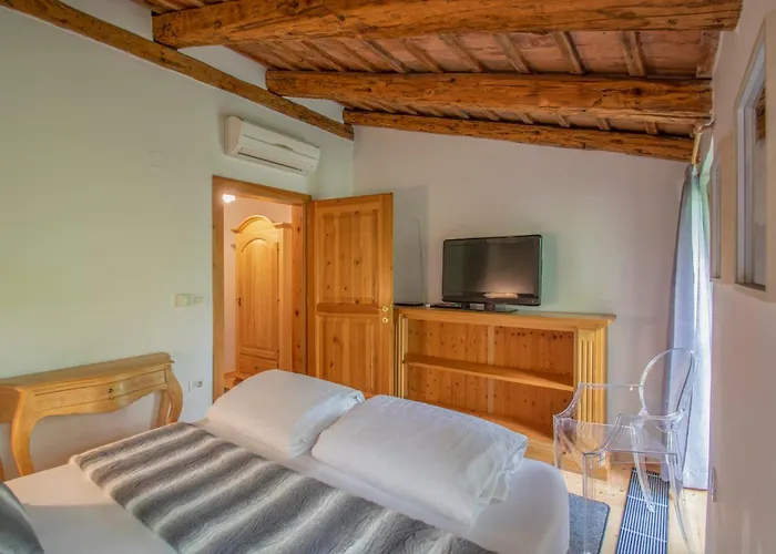 Apolonija Guest house 4*